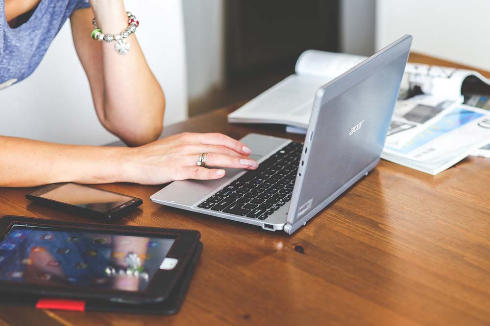 Kobieta sprawdzająca wiadomości na laptopie